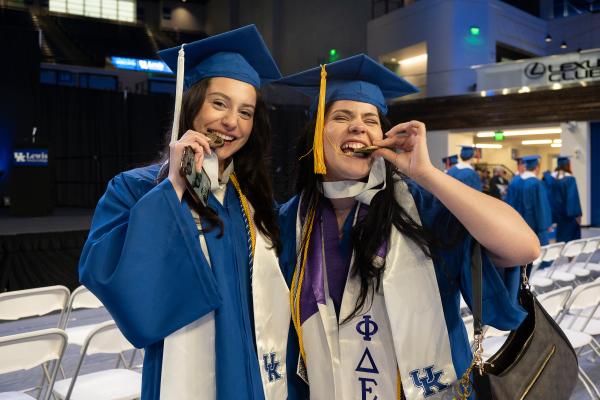 Honors students with medallions